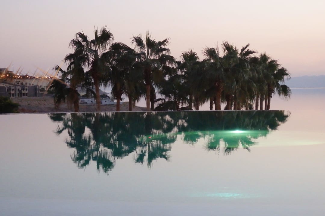 Sonnenuntergang am Pool Hotel Kempinski Ishtar Dead Sea