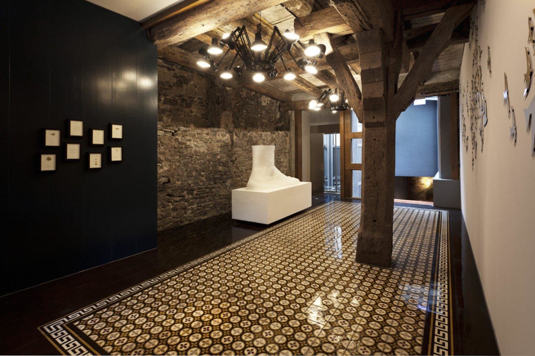 Durchgang Thomas Schweicker Haus Hotel Scholl