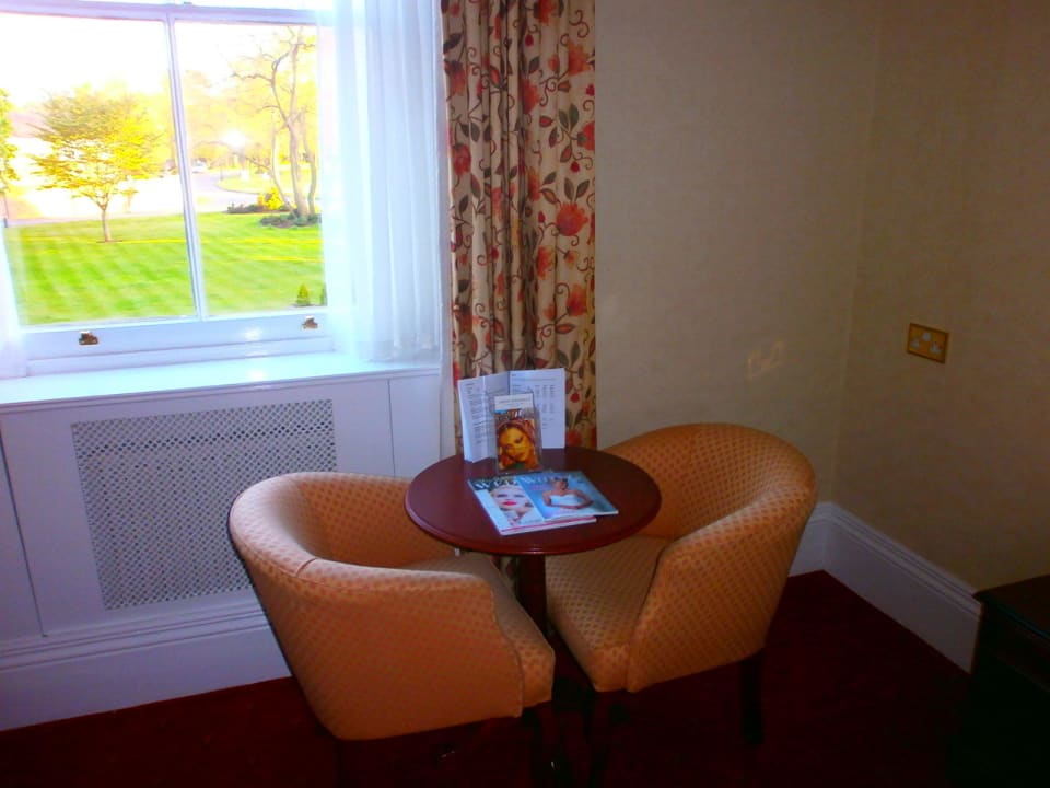 Sitzen kann man hier auch Oatlands Park Hotel