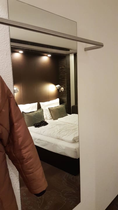 Großer Spiegel Motel One Hamburg-Altona