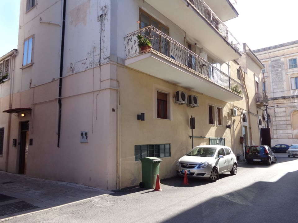 Nebenhaus. Zi 8: 2. Fenster von links unten. Hotel Diana Pompei