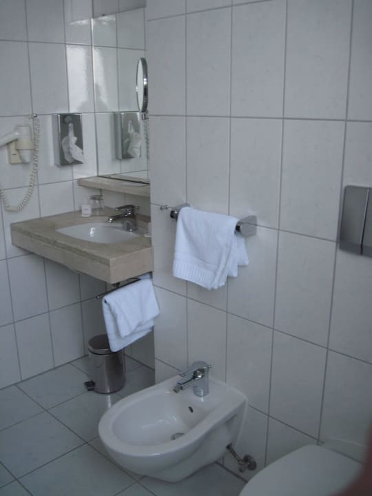 Bad - nicht alt, aber auch nicht mehr zeitgemäß Schlosshotel Karlsruhe