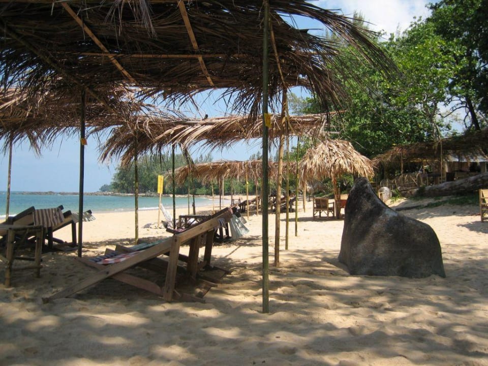 Strandbar in der Nähe The Briza Beach Resort Khaolak