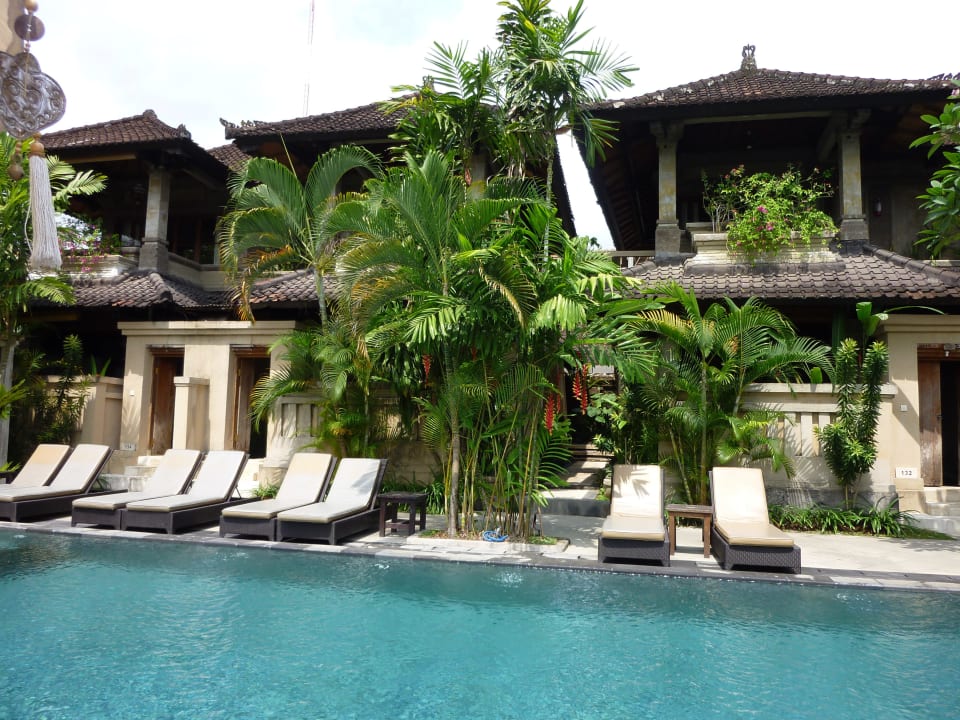 Pool mit Blick auf Superior-Zimmer Ubud Village Hotel