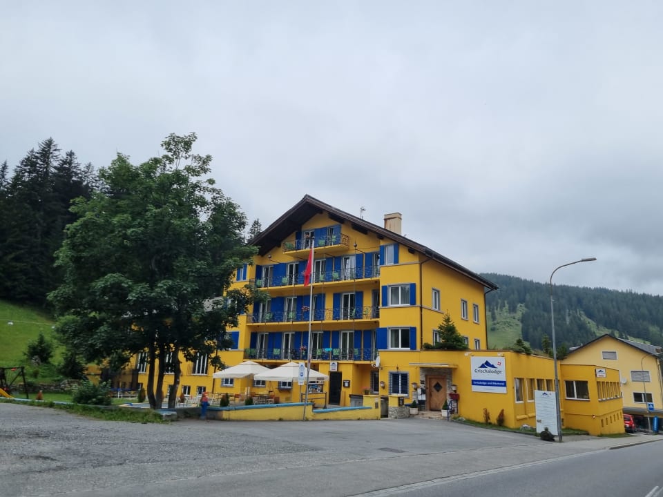 Außenansicht Grischalodge das Hotel mit Bergblick seit 1929