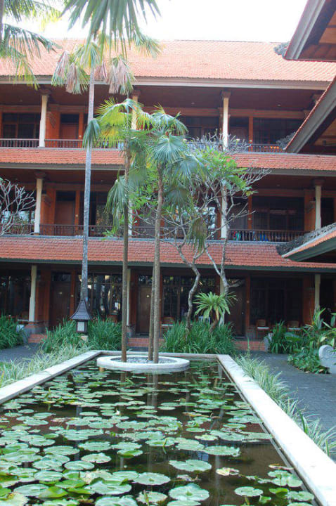 Blick auf die Zimmer Puri Santrian