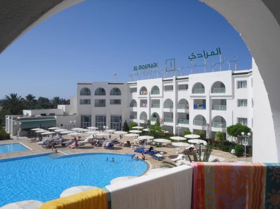 Blick zum Ruhepool / Straße (nicht schlimm) Hotel El Mouradi Skanes Beach