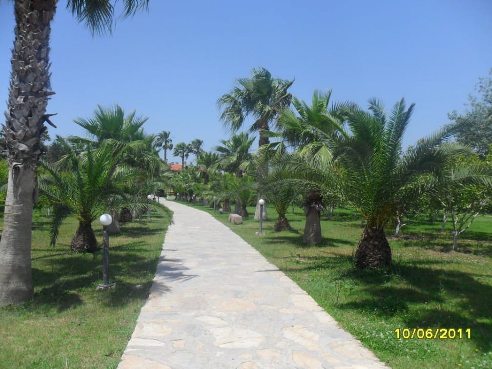 Weg zum Strand Club Grand Side