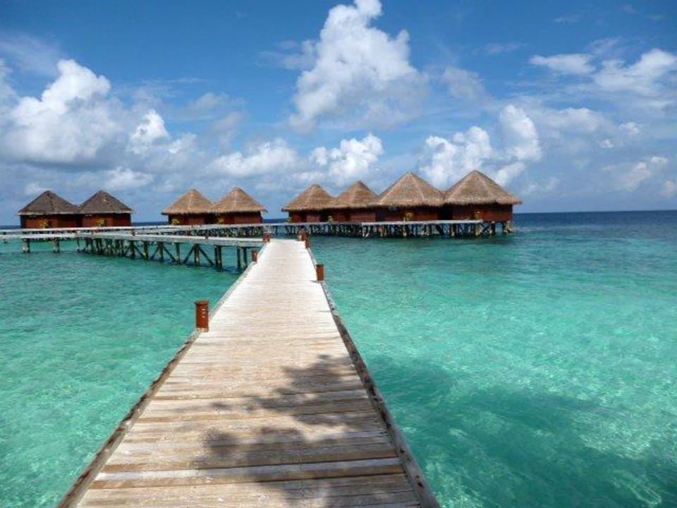 Blick auf die Bungalows Mirihi Island Resort