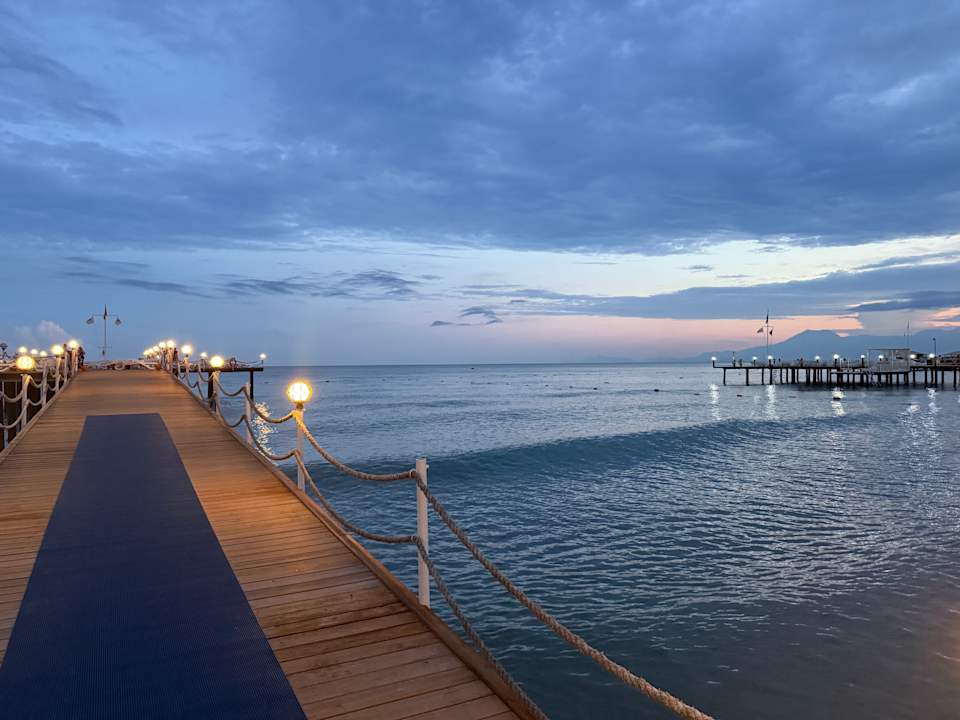 Strand Saturn Palace Resort Hotel