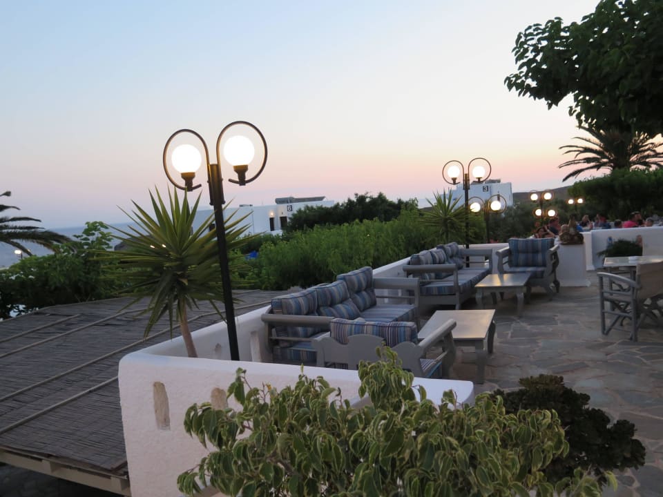 Blick auf einen Teil der Hotelterrasse Vritomartis Naturist Resort