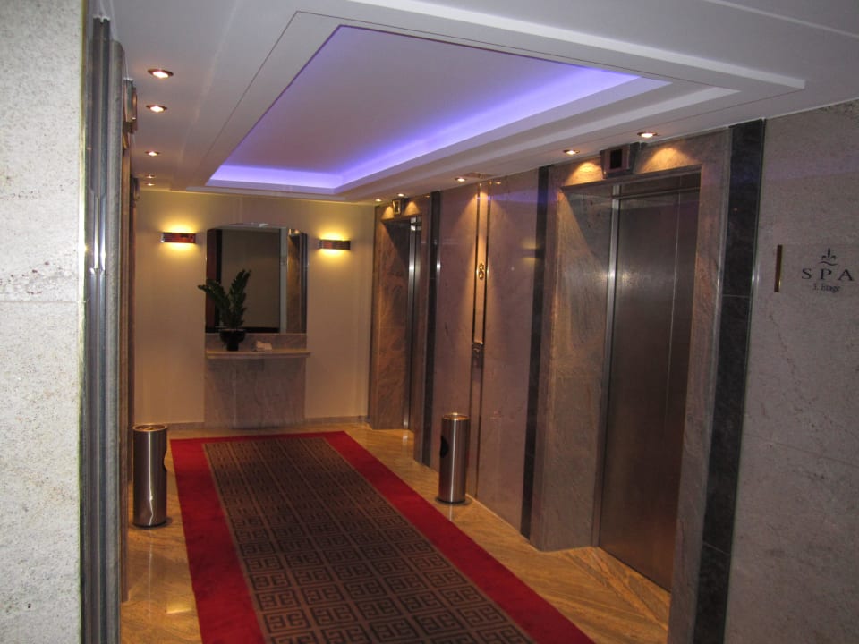 Flur mit 4 Fahrstühlen Hotel Palace Berlin