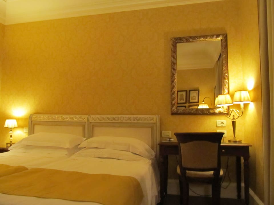 Strefa sypialna + biurko Mercure Catania Excelsior