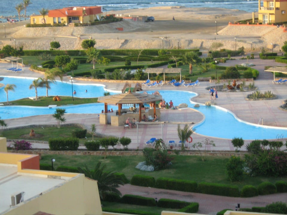 Pool, dahinter Diving-Center Malikia Resort Abu Dabbab