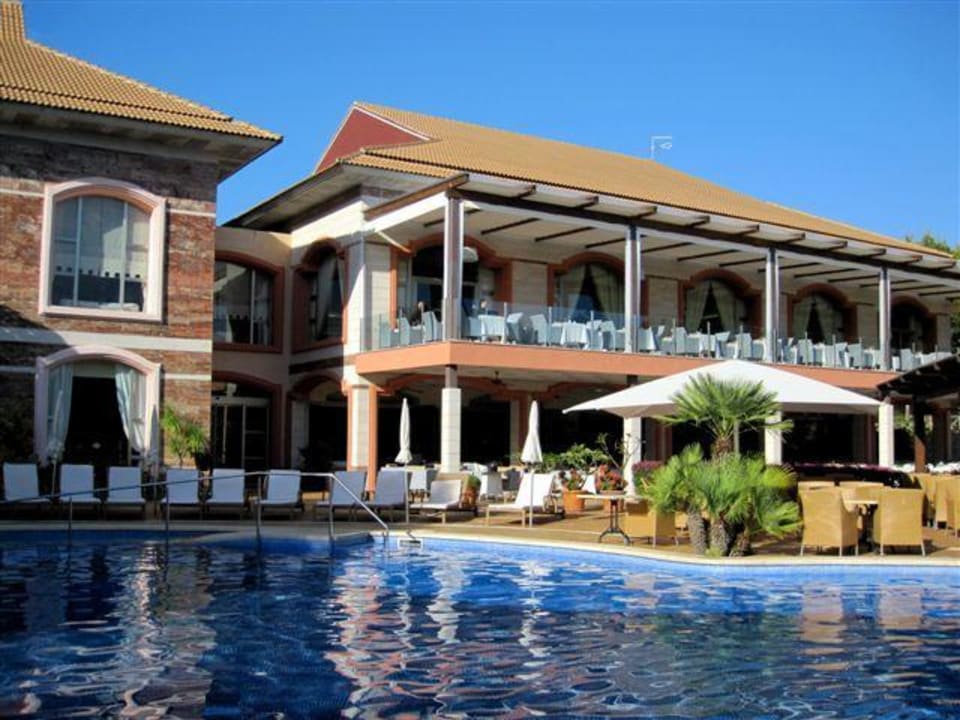 Blick über den Pool zum Restaurant VIVA Cala Mesquida Suites & Spa 16+