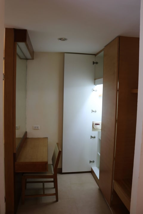 Blick Richtung Schrank Hotel Chang Buri Resort & Spa