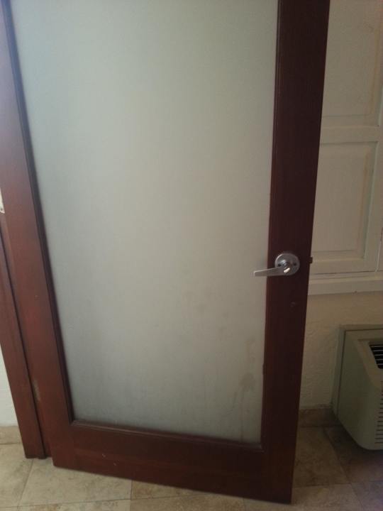 Verschmutzte Glastür Hotel Ocean Five