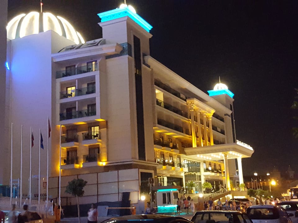 By night  Luna Blanca Resort & Spa