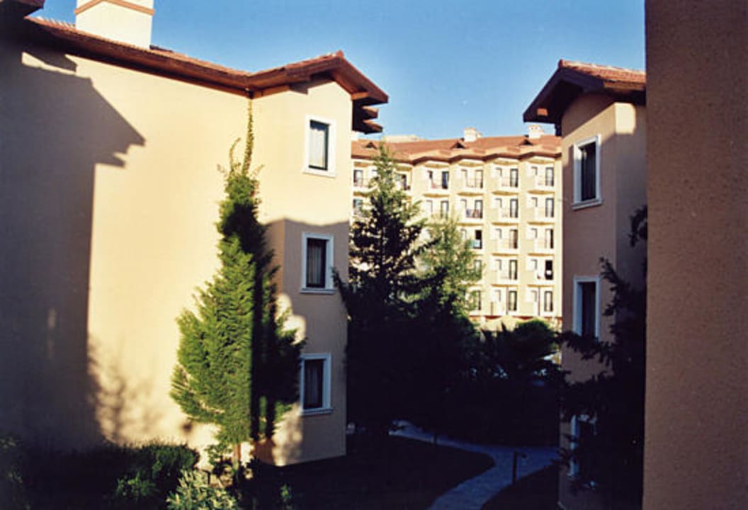 Blick auf das Hauptgebäude aus einem der Nebengebäude heraus Miramare Queen Hotel