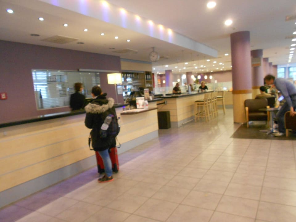 Die Rezeption - nette Mitarbeiter Holiday Inn Express Berlin City Center