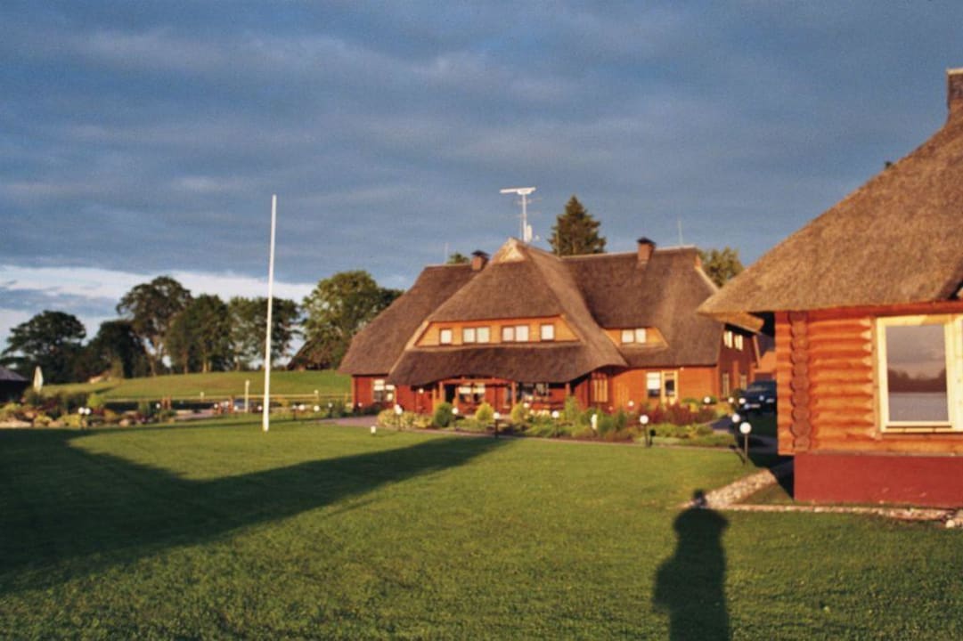 Gartenanlage mit Haupthaus Hotel Resort Vonadzini Stameriena