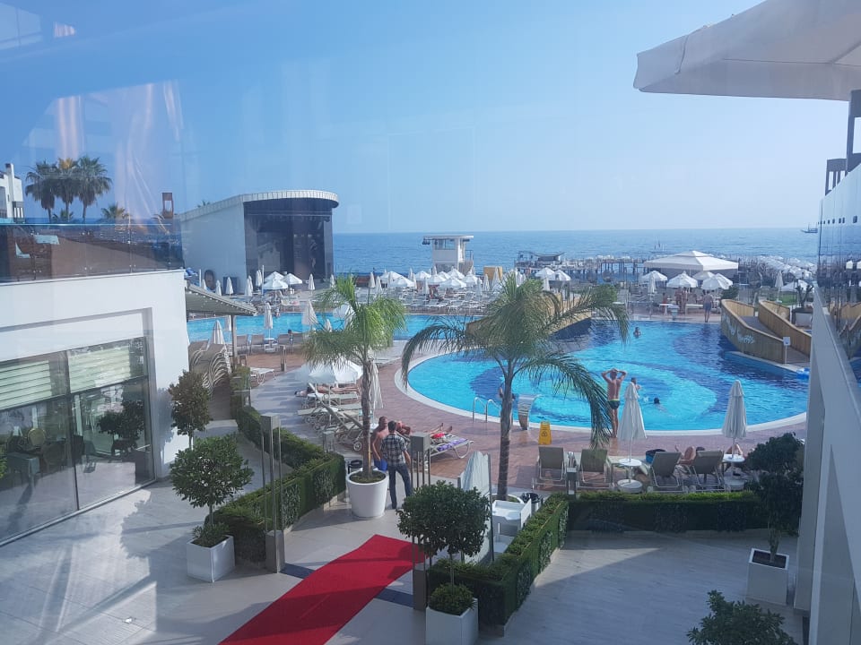 Blick auf dem Pool Azura Deluxe Resort & Spa Hotel