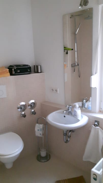 Es gibt im Bad Föhn und auch Seife Apartment Königstrasse