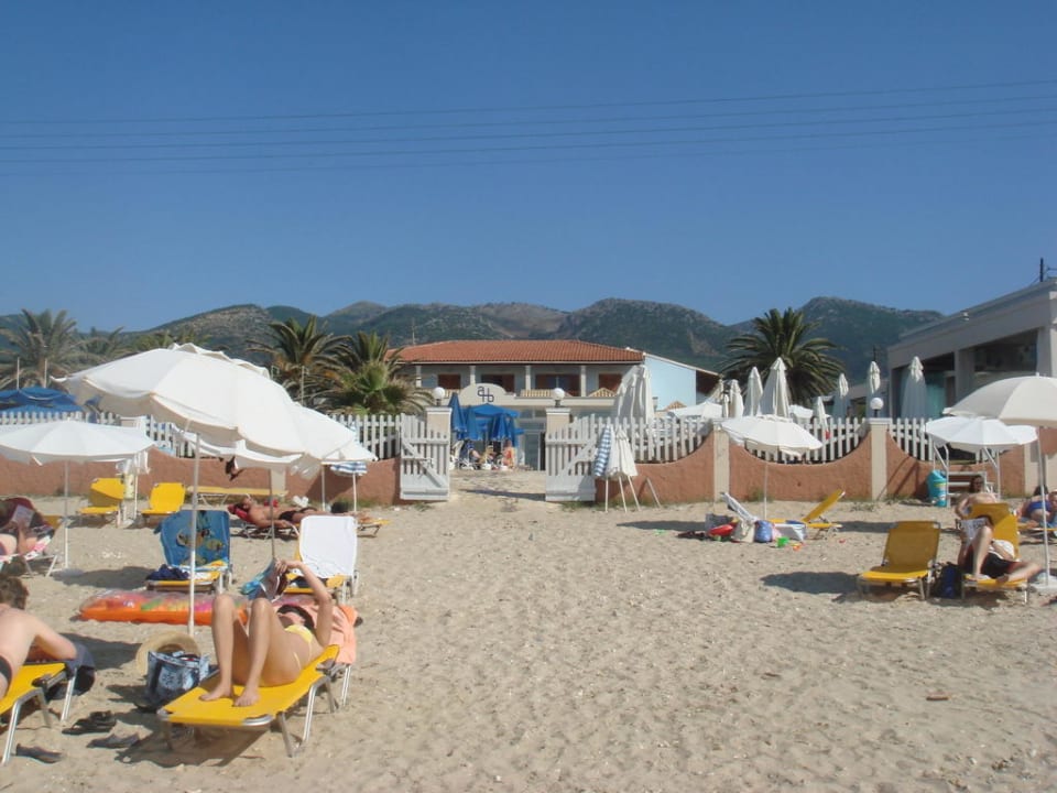 Hotel vom Strand aus Acharavi Beach Hotel