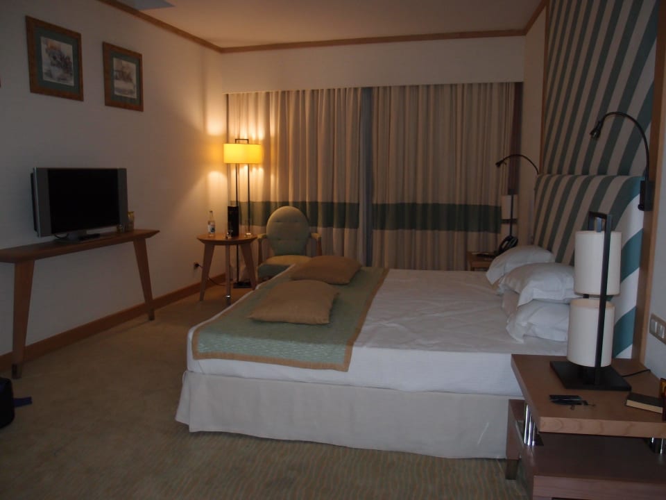 Интерьер номера Sesimbra Oceanfront Hotel