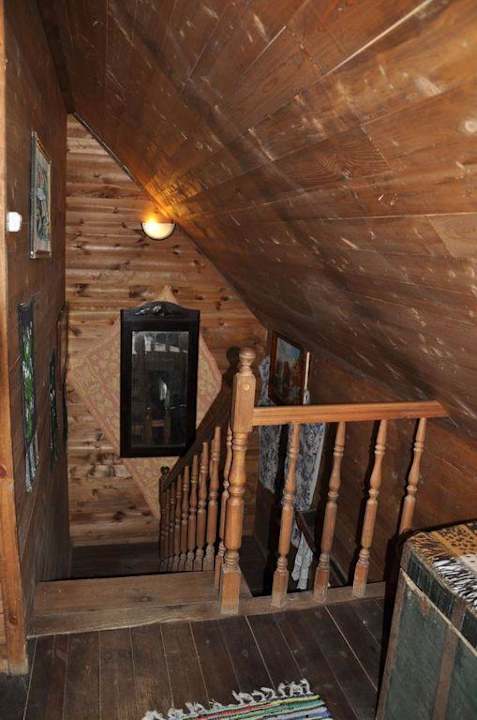 Wewnętrzne schody w czworaku Dworek nad Łąkami Kiermusy