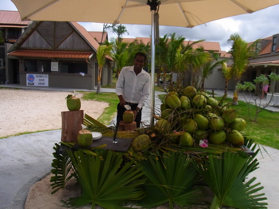 Coconut Cocktails an der Strandbar Crystals Beach Resort Belle Mare, a member of Radisson Individuals