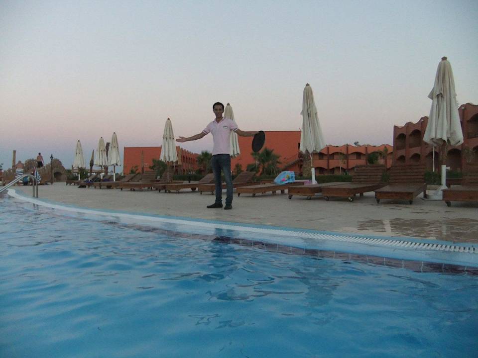 Pool nach Sonnenuntergang, freundliches Personal Three Corners Happy Life Beach Resort