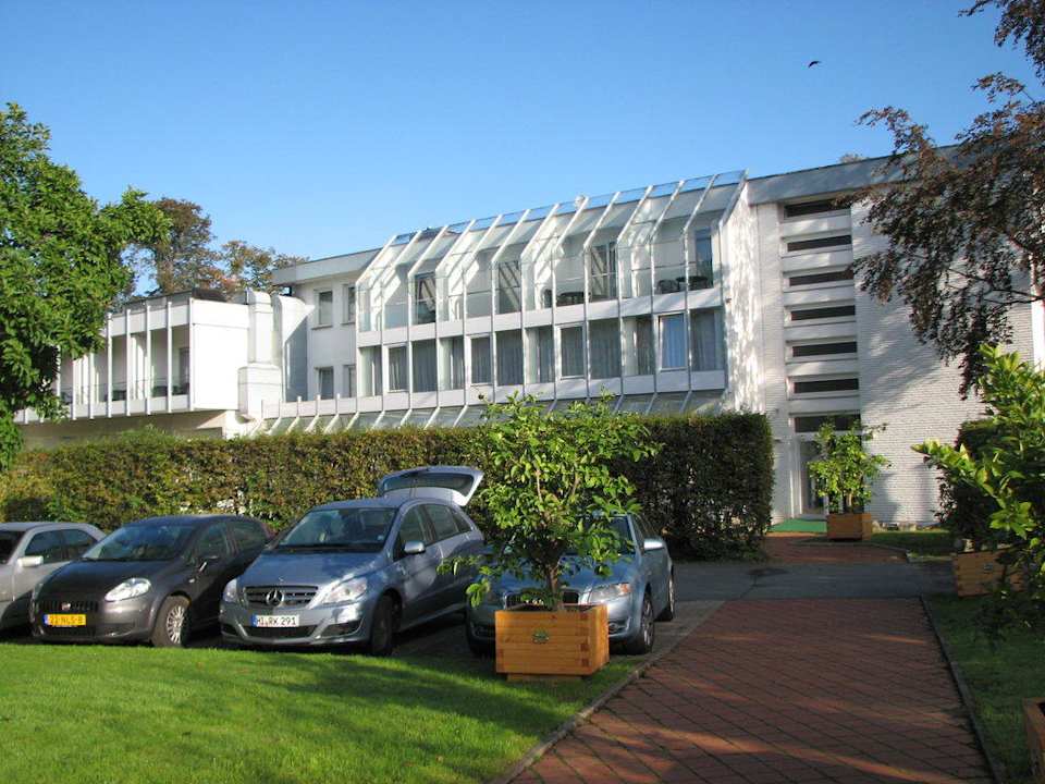 Rückansicht des Hotels mit Parkmöglichkeiten Hotel am Kaiserbrunnen