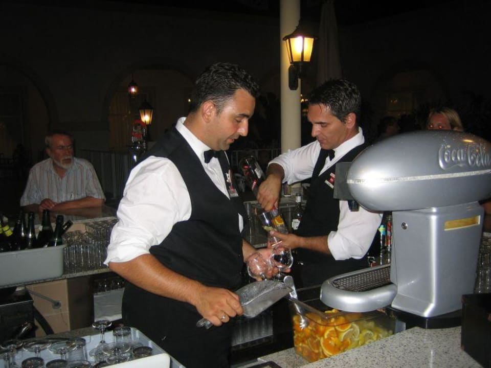 Die Jungs haben abends alle Hände voll zu tun... Hotel Riu Chiclana