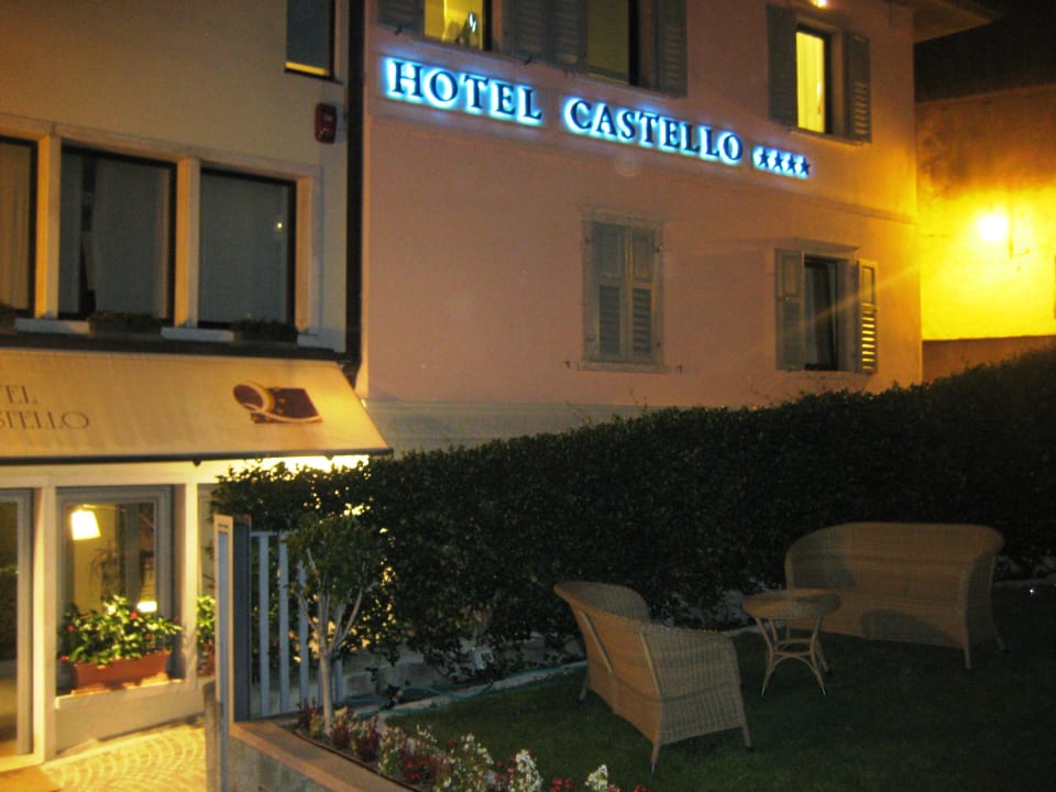 Blick vom Garten-Parkplatz Hotel Castello Lake Front