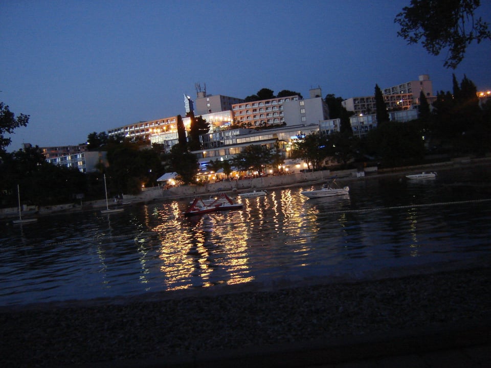 Pohled na hotel po západu slunce. Hotel Zorna Plava Laguna