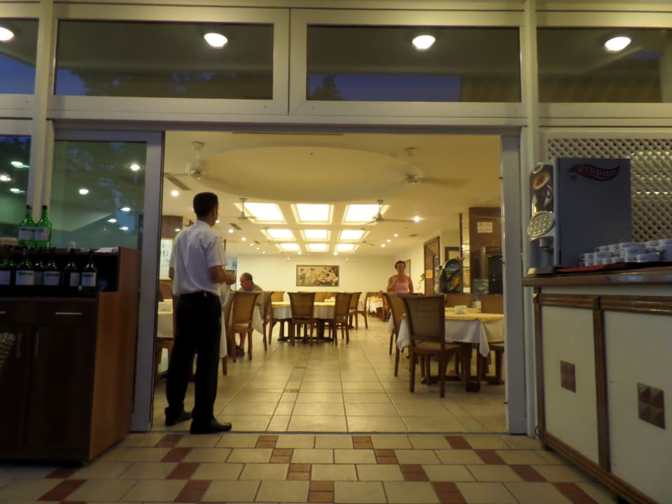 Eingang zum Büffet Hotel Antik Garden & Antik Butik