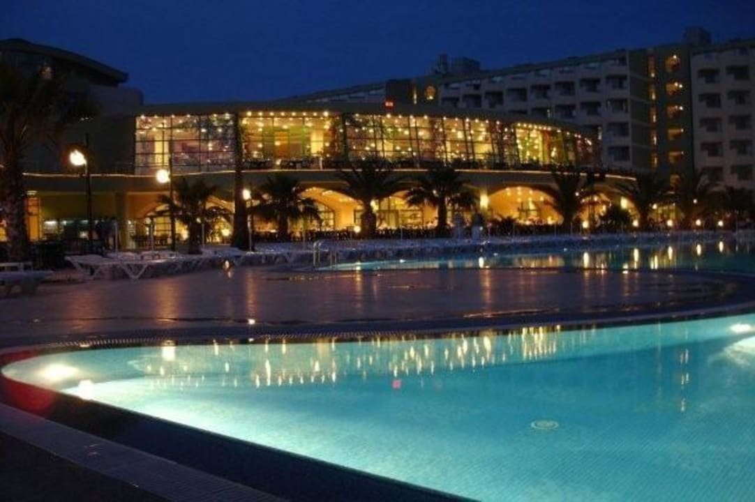 Pool am Abend VONRESORT Golden Coast