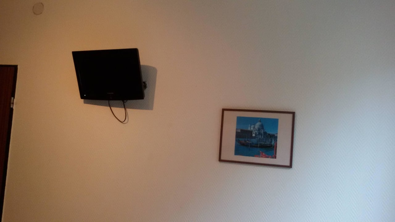 Ein Fernseher ist auch vorhanden Hotel Ehranger Hof
