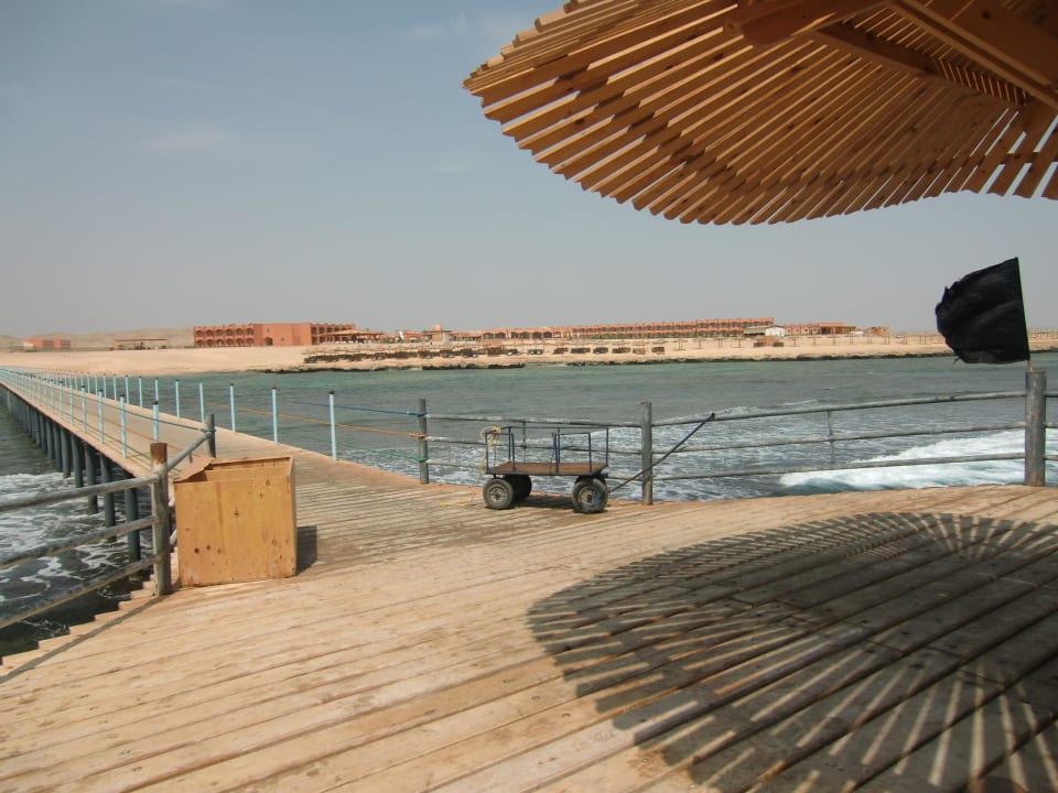 Blick von der Plattform des Steges zum Hotel Three Corners Happy Life Beach Resort