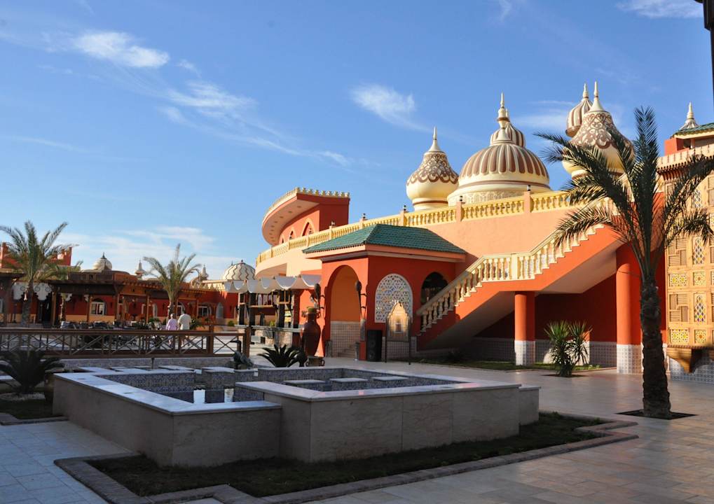 Двор с ресторанами Pickalbatros Alf Leila Wa Leila Resort - Neverland Hurghada