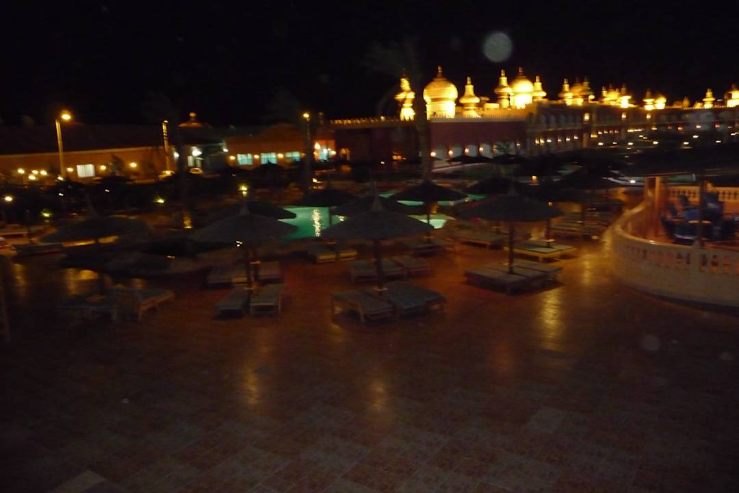 Poolanlage bei Nacht  Pickalbatros Alf Leila Wa Leila Resort - Neverland Hurghada