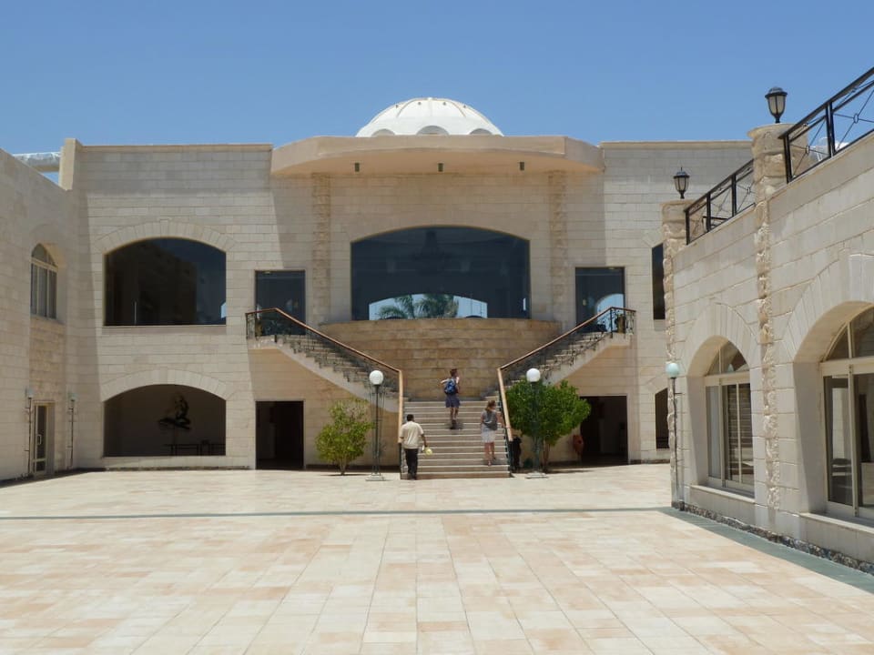Blick zur Lobby vom Pool aus Brayka Bay Resort