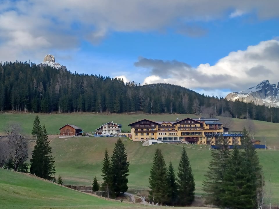 Außenansicht Hotel Neubergerhof