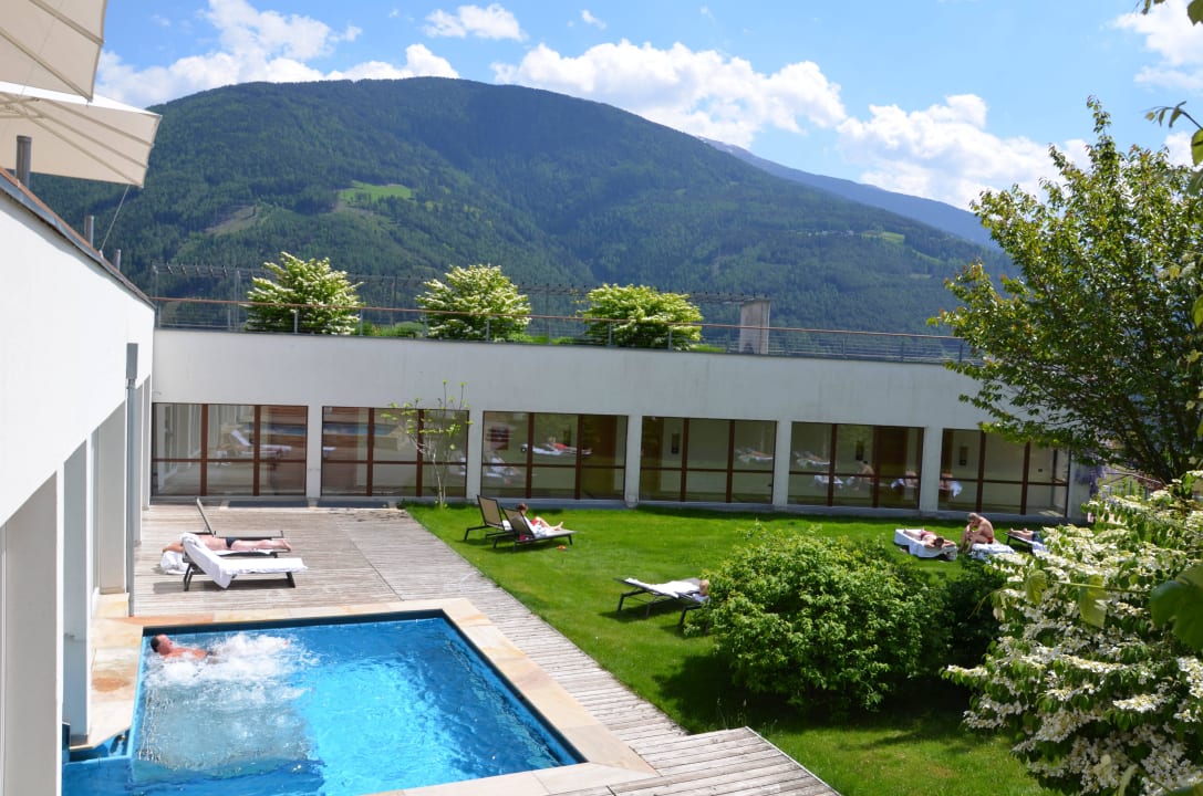 Blick in die Gartenanlage Das Mühlwald - Quality Time Family Resort