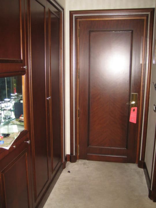 Eingangsbereich und Schrank Anantara Palazzo Naiadi Rome Hotel