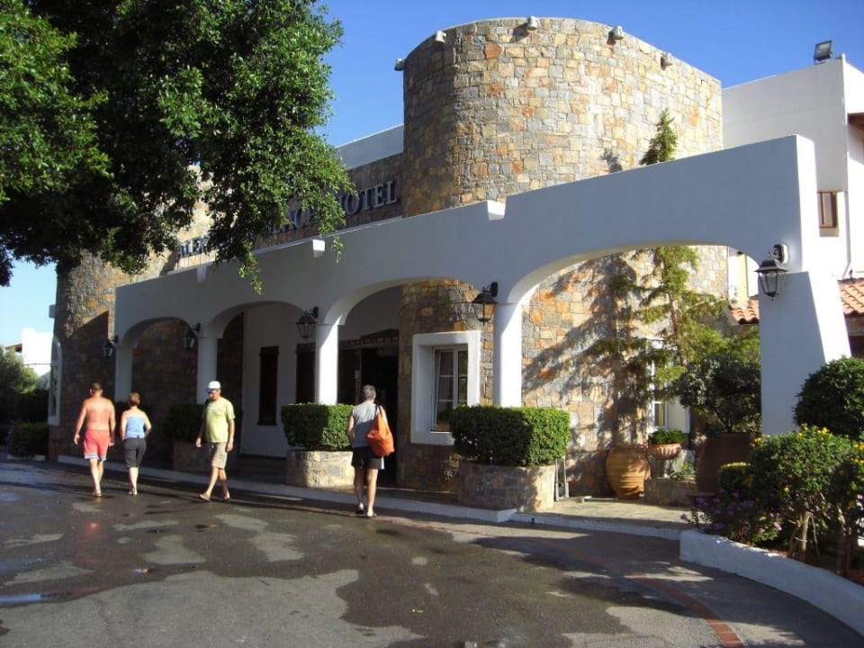 Hoteleingang Alexander Beach Hotel & Village Resort