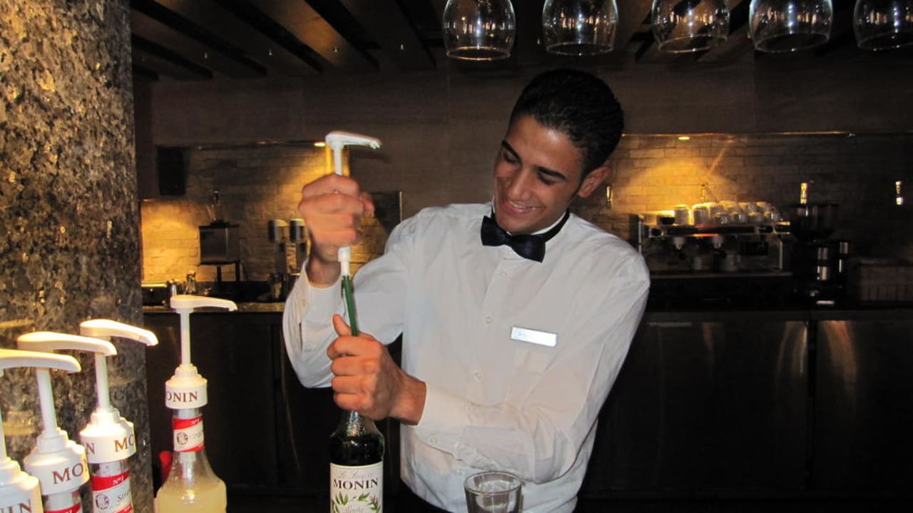 Barkeeper Pickalbatros Alf Leila Wa Leila Resort - Neverland Hurghada
