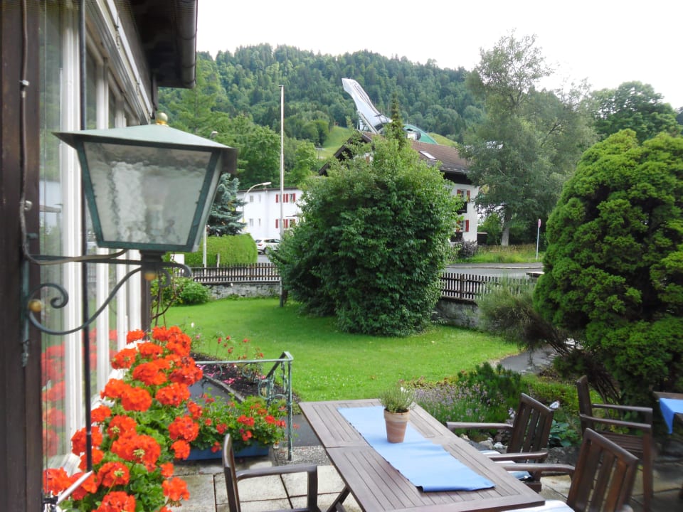 Eine der zahlreichen Sitzbänke Leiners Familienhotel