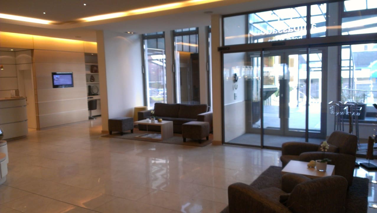 Eingang ambassador hotel & spa